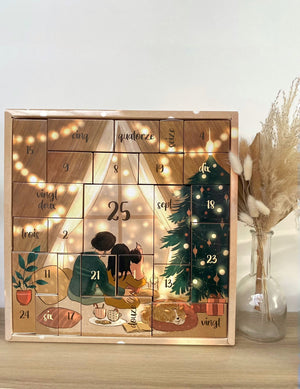 Calendrier de l'Avent en collaboration avec infini and tea, vue des cases. Il contient du chocolat blanc, au lait et noir vegan réalisé par Végéta'Ly et des infusions