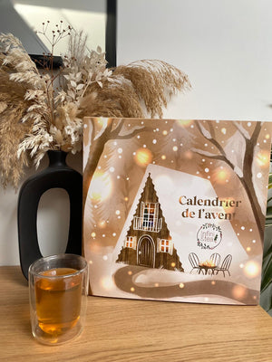 Calendrier de l'avent en collaboration avec Infini and Tea, qui contient des chocolats blanc, au lait et noir vegan réalisé par Végéta'Ly et des infusions 