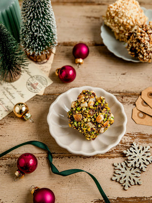 Rocher Praliné Noir : cœur de praliné noisette fait maison est sublimé par un enrobage de chocolat noir puissant, orné d'éclats de noisettes et pistache, vegan et sans gluten réalisé par végéta'ly