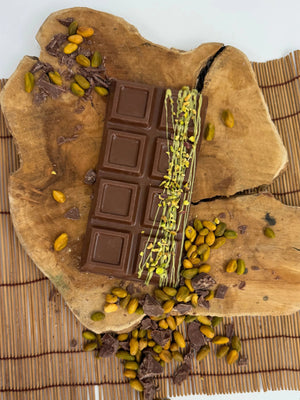 Tablette Dubaï chocolat au lait végétal, ganache riche en pâte de pistache 100%, vermicelles de haricots mungo, vegan et sans gluten réalisé par végéta'ly