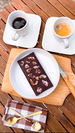 Tablette chocolat noir 71% pur origine Cameroun avec noix de pécans caramélisées vegan et sans gluten réalisé par Végéta'Ly