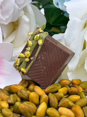 Carré Dubaï : carré de chocolat au lait végétal, pâte de pistache intense et crémeuse, vermicelles de haricots mungo, vegan et sans gluten réalisé par végéta'ly