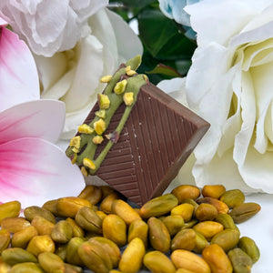 Carré Dubaï : carré de chocolat au lait végétal, pâte de pistache intense et crémeuse, vermicelles de haricots mungo, vegan et sans gluten réalisé par végéta'ly