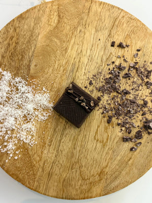 chocolat noir à 62%, ganache végétale onctueuse et généreuse, infusée de fleur de sel, vegan et sans gluten réalisépar végéta'ly