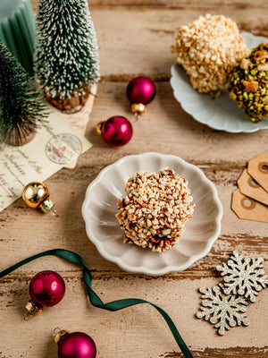 Rocher praliné chocolat au lait : cœur de praliné maison intense et coulant, enrobé d'une couche généreuse de chocolat au lait végétal, et parsemé d'éclats de noisettes, vegan et sans gluten réalisé par végéta'ly