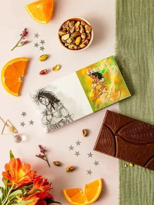 tablette galaxie chocolat noir pur origine Cameroun 71%, orange confite, pistache hachées, vegan et sans gluten réalisé par végéta'Ly