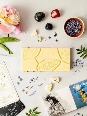 tablette kame'ava : chocolat blanc 35% d'exception, préparé avec de la crème de riz et de coco bio parsemée de bleuets, vegan et sans gluten réalisé par végéta'ly